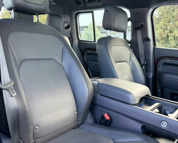 Красный Ленд Ровер Дефендер, объемом двигателя 3 л и пробегом 26 тыс. км за 105000 $, фото 26 на Automoto.ua