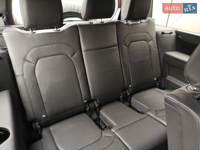 Червоний Ленд Ровер Дефендер, об'ємом двигуна 3 л та пробігом 26 тис. км за 100114 $, фото 52 на Automoto.ua