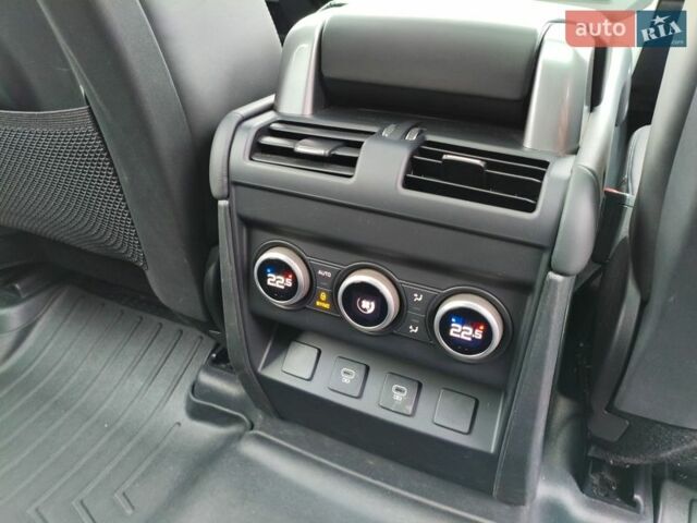 Червоний Ленд Ровер Дефендер, об'ємом двигуна 3 л та пробігом 26 тис. км за 100114 $, фото 62 на Automoto.ua