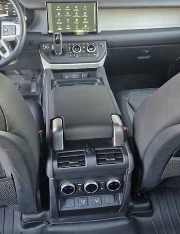 Красный Ленд Ровер Дефендер, объемом двигателя 3 л и пробегом 26 тыс. км за 117000 $, фото 22 на Automoto.ua