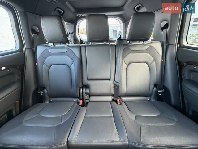 Красный Ленд Ровер Дефендер, объемом двигателя 3 л и пробегом 26 тыс. км за 105000 $, фото 19 на Automoto.ua