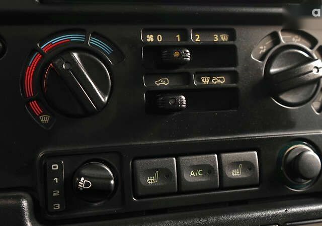 Ленд Ровер Дефендер, объемом двигателя 2.2 л и пробегом 98 тыс. км за 76000 $, фото 26 на Automoto.ua