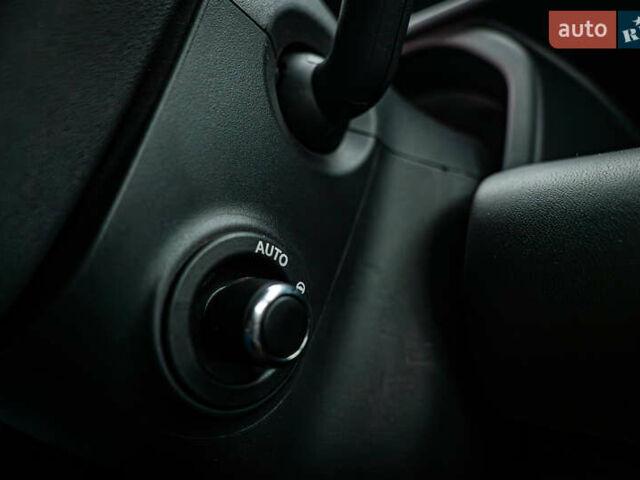 Ленд Ровер Дефендер, об'ємом двигуна 3 л та пробігом 112 тис. км за 64665 $, фото 14 на Automoto.ua