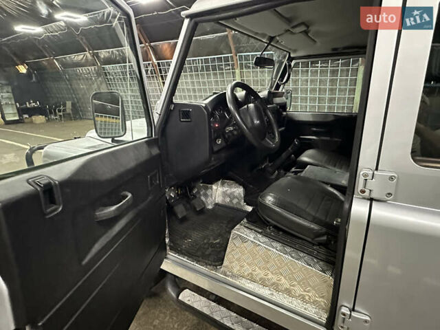 Серый Ленд Ровер Дефендер, объемом двигателя 2.4 л и пробегом 24 тыс. км за 38500 $, фото 10 на Automoto.ua