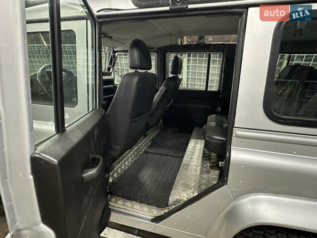 Серый Ленд Ровер Дефендер, объемом двигателя 2.4 л и пробегом 24 тыс. км за 36000 $, фото 11 на Automoto.ua