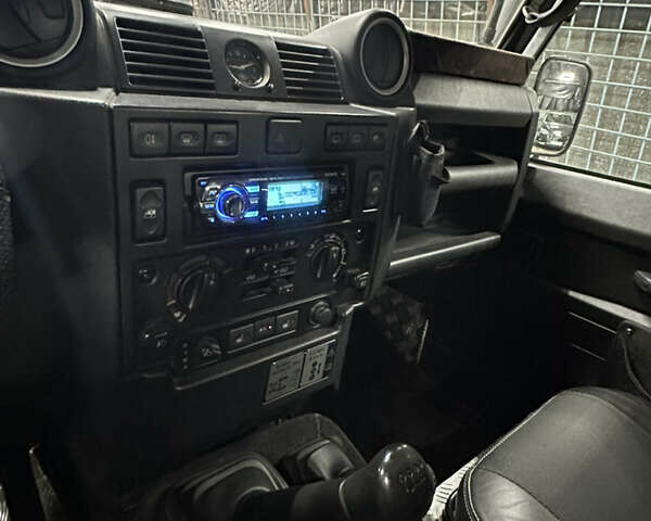 Серый Ленд Ровер Дефендер, объемом двигателя 2.4 л и пробегом 24 тыс. км за 36000 $, фото 7 на Automoto.ua