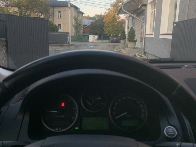 Серый Ленд Ровер Дефендер, объемом двигателя 2.2 л и пробегом 300 тыс. км за 10300 $, фото 7 на Automoto.ua