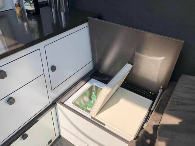 Серый Ленд Ровер Дефендер, объемом двигателя 2.2 л и пробегом 80 тыс. км за 110000 $, фото 10 на Automoto.ua