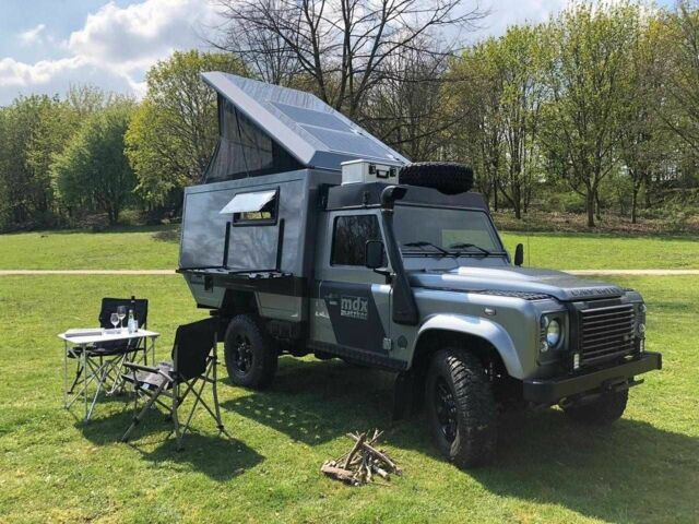 Серый Ленд Ровер Дефендер, объемом двигателя 2.2 л и пробегом 80 тыс. км за 100000 $, фото 2 на Automoto.ua