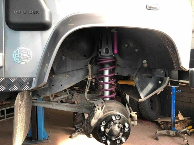 Серый Ленд Ровер Дефендер, объемом двигателя 2.2 л и пробегом 80 тыс. км за 110000 $, фото 11 на Automoto.ua