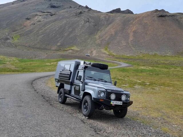 Серый Ленд Ровер Дефендер, объемом двигателя 2.2 л и пробегом 80 тыс. км за 100000 $, фото 6 на Automoto.ua