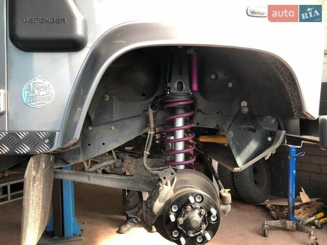 Сірий Ленд Ровер Дефендер, об'ємом двигуна 2.2 л та пробігом 80 тис. км за 99000 $, фото 10 на Automoto.ua
