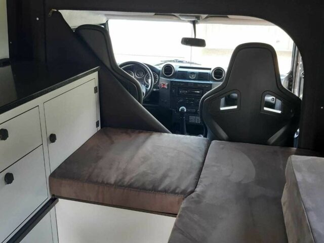 Серый Ленд Ровер Дефендер, объемом двигателя 2.2 л и пробегом 80 тыс. км за 100000 $, фото 8 на Automoto.ua