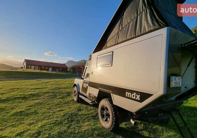 Сірий Ленд Ровер Дефендер, об'ємом двигуна 2.2 л та пробігом 80 тис. км за 99000 $, фото 4 на Automoto.ua