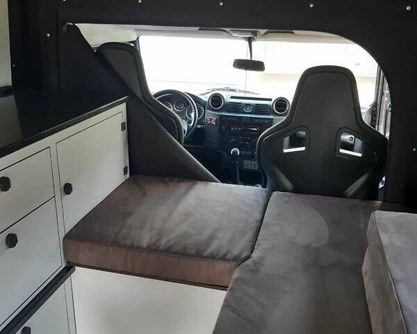 Сірий Ленд Ровер Дефендер, об'ємом двигуна 2.2 л та пробігом 80 тис. км за 99000 $, фото 5 на Automoto.ua