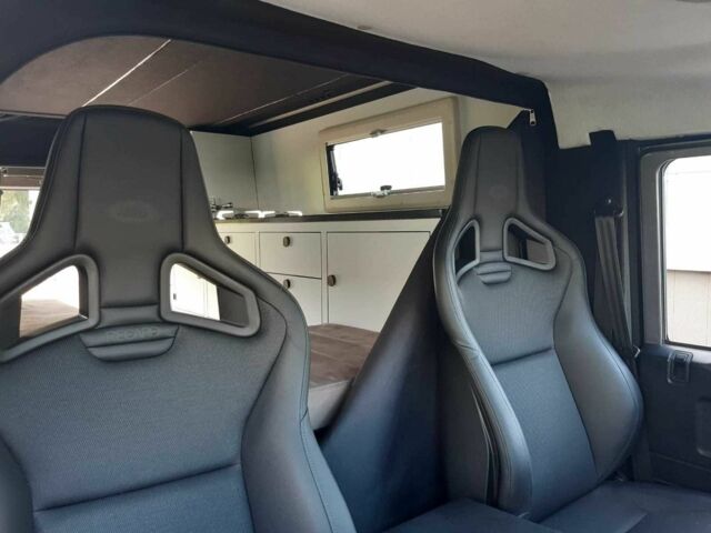 Серый Ленд Ровер Дефендер, объемом двигателя 2.2 л и пробегом 80 тыс. км за 110000 $, фото 7 на Automoto.ua