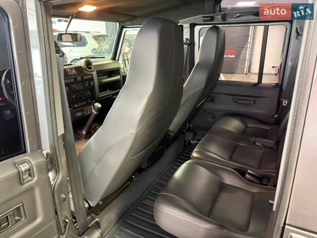 Сірий Ленд Ровер Дефендер, об'ємом двигуна 2.2 л та пробігом 21 тис. км за 99700 $, фото 22 на Automoto.ua