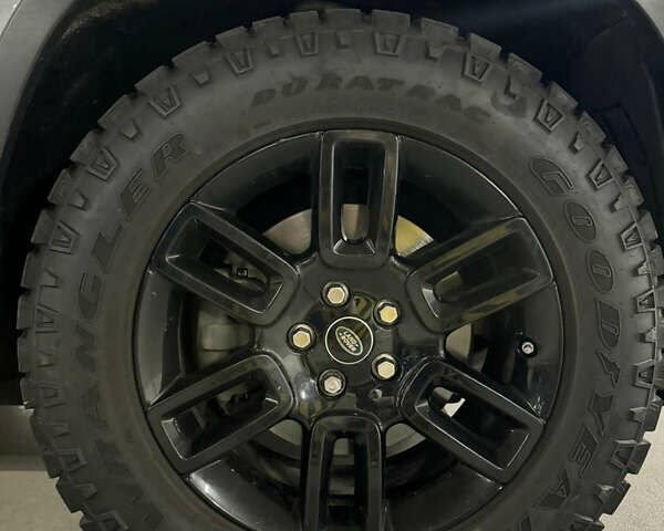 Сірий Ленд Ровер Дефендер, об'ємом двигуна 2 л та пробігом 160 тис. км за 55500 $, фото 23 на Automoto.ua