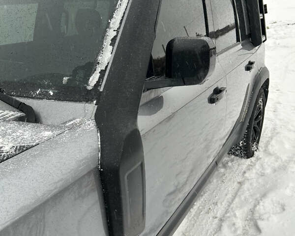 Сірий Ленд Ровер Дефендер, об'ємом двигуна 2 л та пробігом 108 тис. км за 52500 $, фото 9 на Automoto.ua