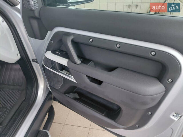 Серый Ленд Ровер Дефендер, объемом двигателя 2 л и пробегом 91 тыс. км за 60000 $, фото 27 на Automoto.ua