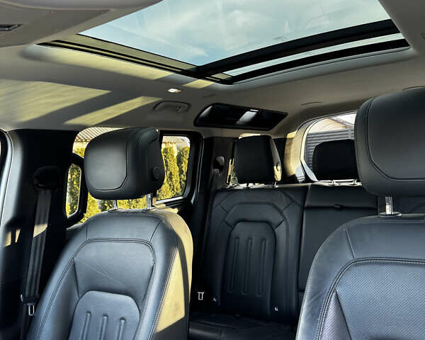 Серый Ленд Ровер Дефендер, объемом двигателя 3 л и пробегом 81 тыс. км за 80000 $, фото 12 на Automoto.ua