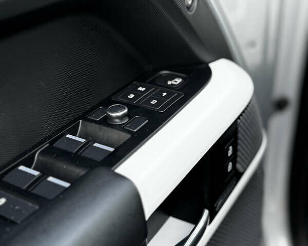 Серый Ленд Ровер Дефендер, объемом двигателя 3 л и пробегом 81 тыс. км за 80000 $, фото 17 на Automoto.ua