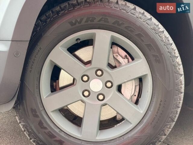 Сірий Ленд Ровер Дефендер, об'ємом двигуна 3 л та пробігом 127 тис. км за 60900 $, фото 9 на Automoto.ua