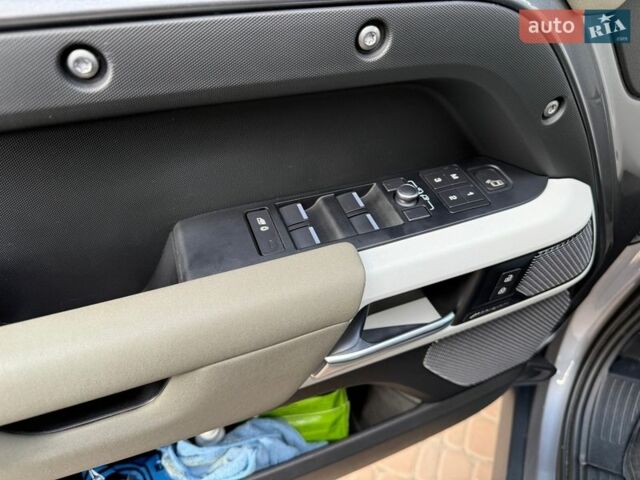 Серый Ленд Ровер Дефендер, объемом двигателя 3 л и пробегом 127 тыс. км за 60000 $, фото 17 на Automoto.ua