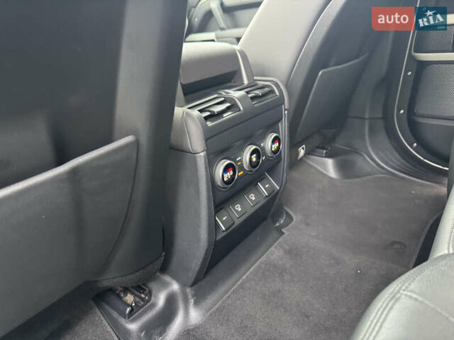 Серый Ленд Ровер Дефендер, объемом двигателя 3 л и пробегом 118 тыс. км за 67000 $, фото 7 на Automoto.ua