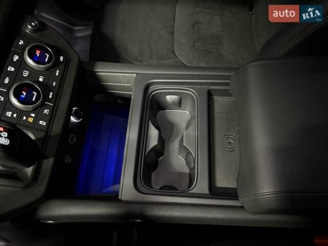 Серый Ленд Ровер Дефендер, объемом двигателя 5 л и пробегом 10 тыс. км за 147500 $, фото 70 на Automoto.ua