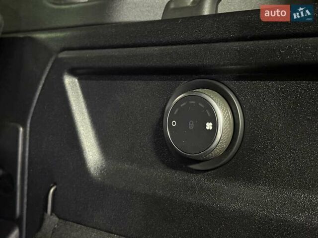 Серый Ленд Ровер Дефендер, объемом двигателя 5 л и пробегом 10 тыс. км за 147500 $, фото 92 на Automoto.ua