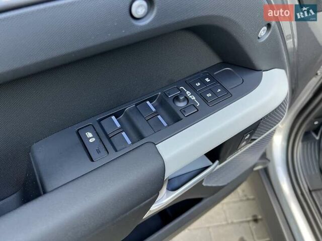 Серый Ленд Ровер Дефендер, объемом двигателя 3 л и пробегом 22 тыс. км за 77500 $, фото 11 на Automoto.ua