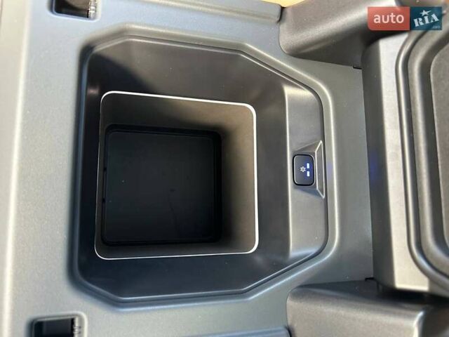 Сірий Ленд Ровер Дефендер, об'ємом двигуна 3 л та пробігом 4 тис. км за 120542 $, фото 26 на Automoto.ua