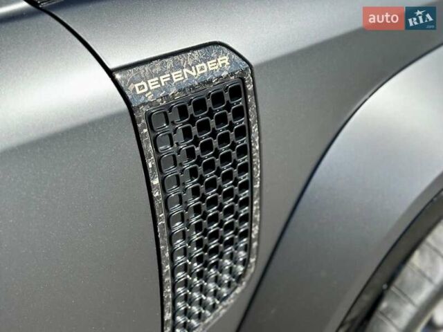 Серый Ленд Ровер Дефендер, объемом двигателя 5 л и пробегом 5 тыс. км за 265000 $, фото 4 на Automoto.ua