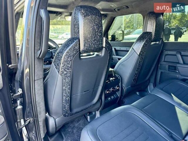 Серый Ленд Ровер Дефендер, объемом двигателя 5 л и пробегом 5 тыс. км за 265000 $, фото 28 на Automoto.ua