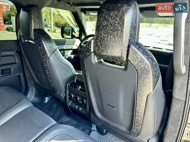 Серый Ленд Ровер Дефендер, объемом двигателя 5 л и пробегом 5 тыс. км за 265000 $, фото 17 на Automoto.ua