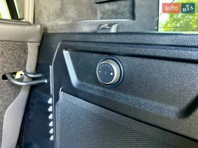 Серый Ленд Ровер Дефендер, объемом двигателя 5 л и пробегом 5 тыс. км за 265000 $, фото 34 на Automoto.ua