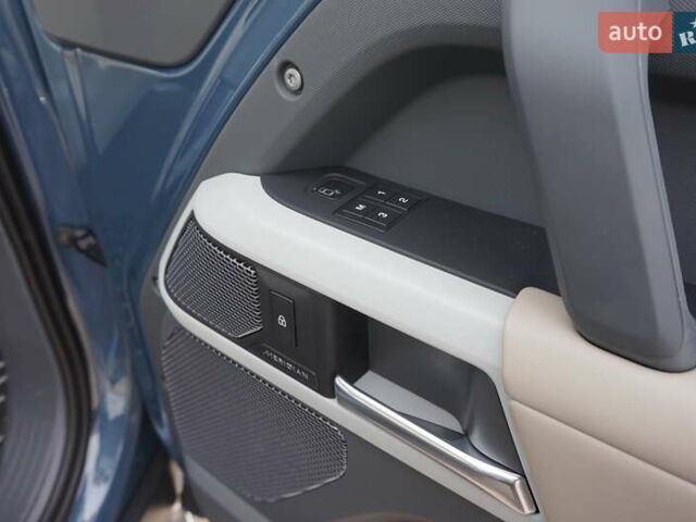 Синий Ленд Ровер Дефендер, объемом двигателя 3 л и пробегом 27 тыс. км за 74900 $, фото 25 на Automoto.ua