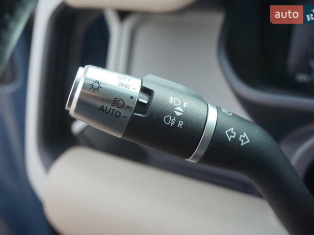 Синий Ленд Ровер Дефендер, объемом двигателя 3 л и пробегом 27 тыс. км за 74900 $, фото 43 на Automoto.ua