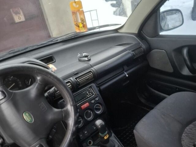 Зелений Ленд Ровер Дефендер, об'ємом двигуна 2 л та пробігом 260 тис. км за 2800 $, фото 5 на Automoto.ua