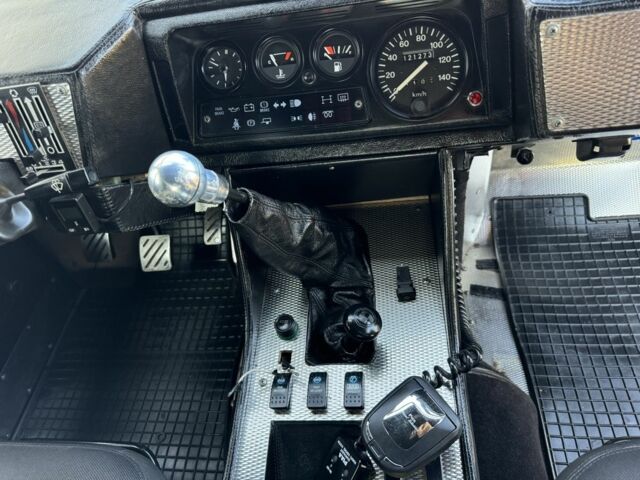 Зеленый Ленд Ровер Дефендер, объемом двигателя 2.5 л и пробегом 121 тыс. км за 18950 $, фото 21 на Automoto.ua