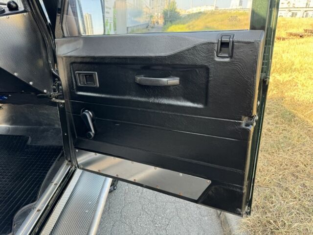 Зеленый Ленд Ровер Дефендер, объемом двигателя 2.5 л и пробегом 121 тыс. км за 18950 $, фото 20 на Automoto.ua