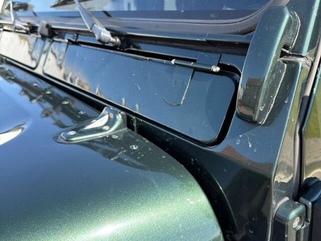 Зеленый Ленд Ровер Дефендер, объемом двигателя 2.5 л и пробегом 96 тыс. км за 37000 $, фото 22 на Automoto.ua