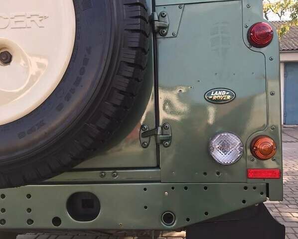 Зелений Ленд Ровер Дефендер, об'ємом двигуна 2.4 л та пробігом 295 тис. км за 33200 $, фото 4 на Automoto.ua