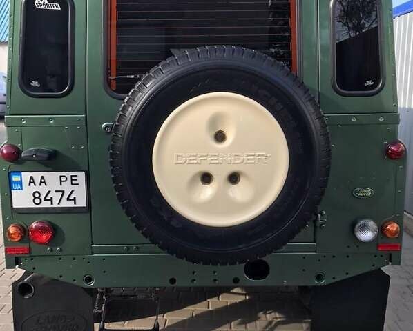 Зелений Ленд Ровер Дефендер, об'ємом двигуна 2.4 л та пробігом 295 тис. км за 33200 $, фото 2 на Automoto.ua