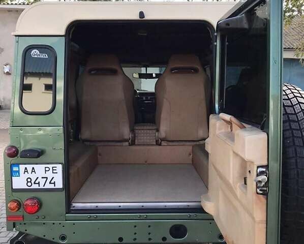 Зелений Ленд Ровер Дефендер, об'ємом двигуна 2.4 л та пробігом 295 тис. км за 33200 $, фото 3 на Automoto.ua