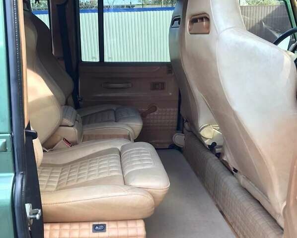 Зелений Ленд Ровер Дефендер, об'ємом двигуна 2.4 л та пробігом 295 тис. км за 33200 $, фото 11 на Automoto.ua