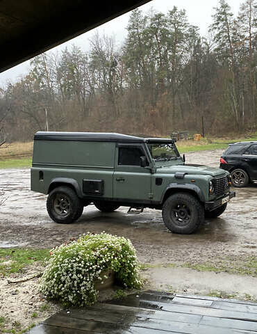Зелений Ленд Ровер Дефендер, об'ємом двигуна 2.4 л та пробігом 150 тис. км за 25000 $, фото 4 на Automoto.ua