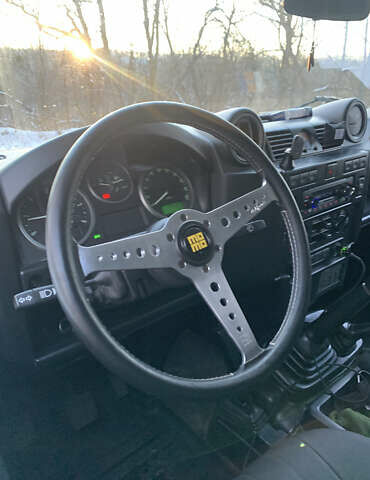 Зелений Ленд Ровер Дефендер, об'ємом двигуна 2.4 л та пробігом 150 тис. км за 25000 $, фото 7 на Automoto.ua