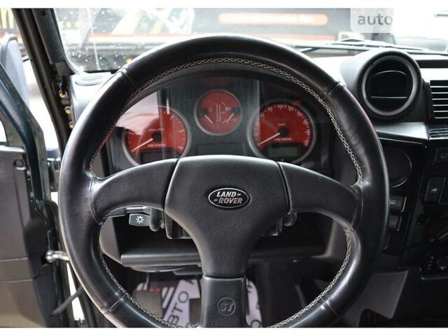 Зелений Ленд Ровер Дефендер, об'ємом двигуна 2.2 л та пробігом 105 тис. км за 45000 $, фото 6 на Automoto.ua